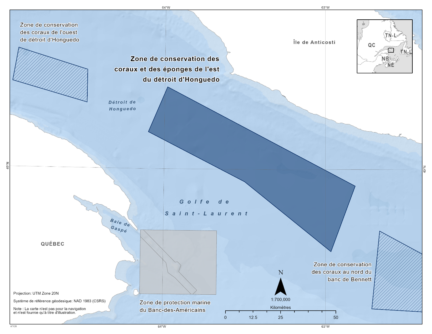 Carte de la zone de conservation des corail et des éponge du détroit d'Honguedo oriental représentée en bleu foncé. La carte indique également les refuges marins voisins par des lignes diagonales bleu foncé (zone de conservation du corail du détroit d'Honguedo occidental et zone de conservation du corail du nord du banc de Bennett).